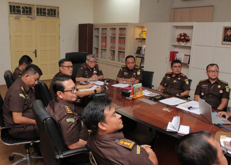 Wakajati Sumut M Syarifuddin (tengah) saat  mengekspos perkara Restorativ Justice  secara online di Kantor Kejati Sumut kepada Jaksa Agung Muda Tindak Pidana Umum (JAM Pidum) Kejagung RI Fadil Zumhana.(Satunusantara news/HO-Humas Kejati Sumut).