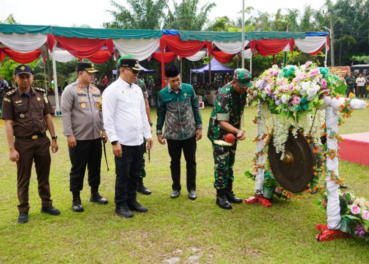 Danrem 022/Pantai Timur, Kolonel Inf Agustatius Sitepu, saat menutup TMMD ke-119 Kodim 0208/Asahan di Lapangan Simpang Gambus, Kecamatan Lima Puluh, Kabupaten Batu Bara.(Satunusantara news/HO-Penrem 022/PT).
