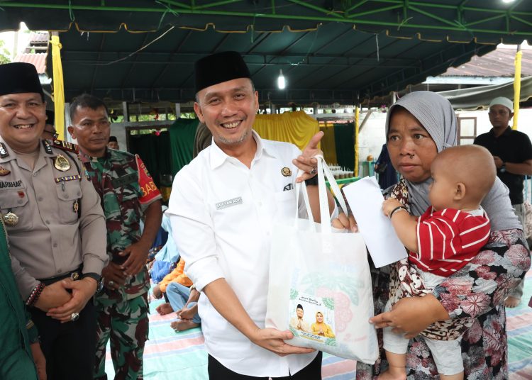 Bupati  Tapsel Dolly Pasaribu yang diwakili Sekretaris Daerah Sofyan Adil membagikan bantuan kepada masyarakat Kecamatan Tano Tombangan Angkola (Tantom Angkola) dalam rangka Safari Ramadhan 1445 Hijriah.(Satunusantara news/HO-Prokopim  Tapsel).