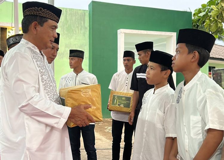 Kasdam I/Bukit Barisan Brigjen TNI Refrizal,saat memberikan santunan kepada anak yatim di  Masjid Al-Iman Al-Mussanif Yonarmed 2/KS.(Satunusantara news/HO-Yonarmed 2/KS).,