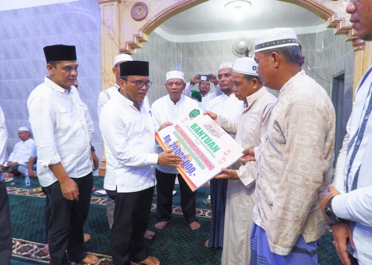 Pj. Wali kota Padangsidimpuan Dr. H. Letnan Dalimunthe, SKM, M.Kes, saat menyerahkan bantuan kepada Masjid Nurul Iman Desa Huta Lombang, Kecamatan Padangsidimpuan Tenggara.(Satunusantara news/HO-Kominfo Padangsidimpuan).