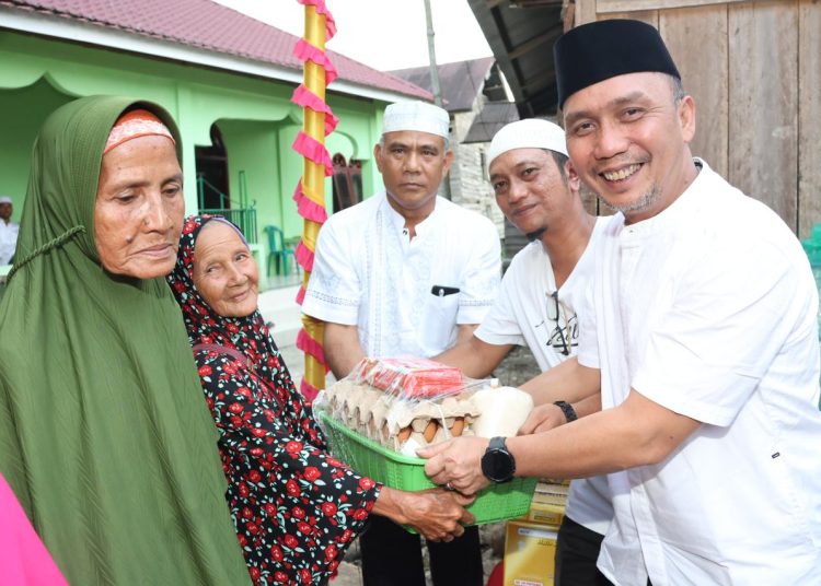 Sekda Tapsel  Sofyan Adil (kanan) saat menyalurkan bantuan kepada masyarakat Angkola Sangkunur saat melakukan Safari Ramadhan 1445 Hijriah.(Satunusantara news/HO-Prokopim Tapsel).