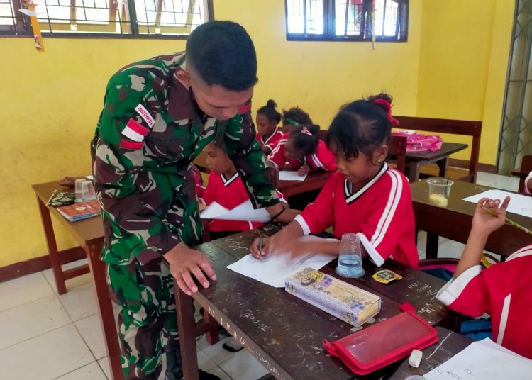 Personel Satgas  Yonif 122/TS membantu mengajar siswa-siswi SDN Inpres Skou Sae,  Distrik Muara Tami, Kabupaten Jayapura. (Satunusantara news/HO-Yonif 122/TS).