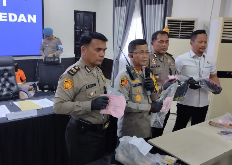 Kapolrestabes Medan, Kombes Pol Teddy John Sahala Marbun (tengah) saat memberikan keterangan mengenai penangkapan pembunuh pengusaha kelontong.(Satunusantara news/HO-Humas Polrestabes Medan).