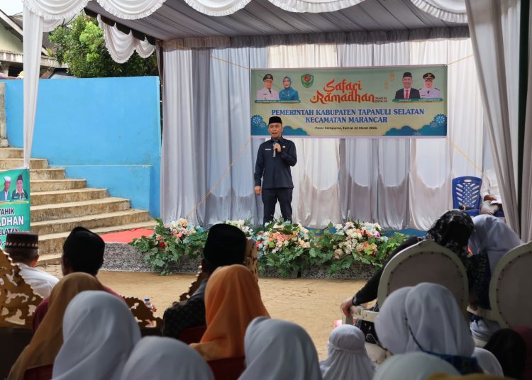 Sekda Tapsel Sofyan Adil, saat  melakukan kegiatan Safari Ramadhan 1445 H di Masjid Asy Syuhada, Lingkungan III Pasar Sempurna, Kecamatan Marancar, Kabupaten Tapsel.(Satunusantara news/HO-Prokopim Tapsel).