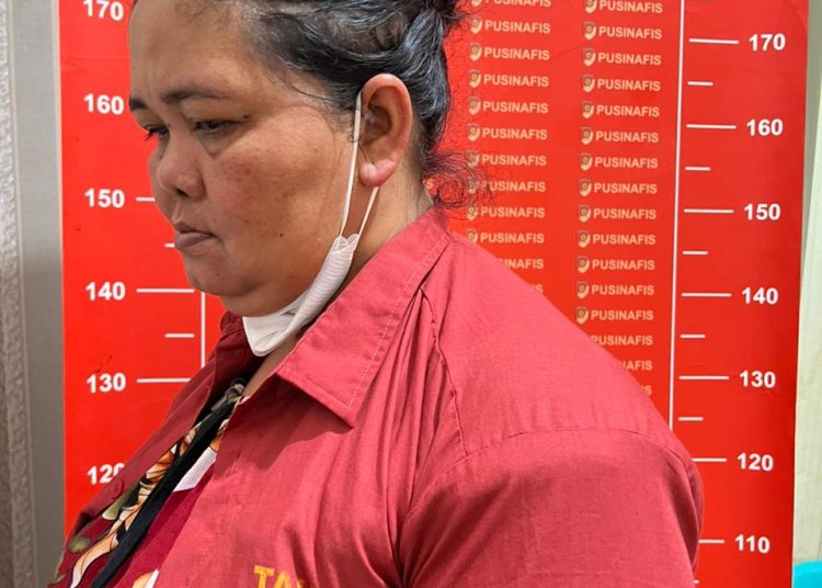 Polda Sumut menahan seorang wanita NW setelah ditetapkan sebagai tersangka karena diduga melakukan penipuan dan penggelapan modus masuk Taruna Akpol.(Satunusantara news/HO-Humas Polda Sumut).