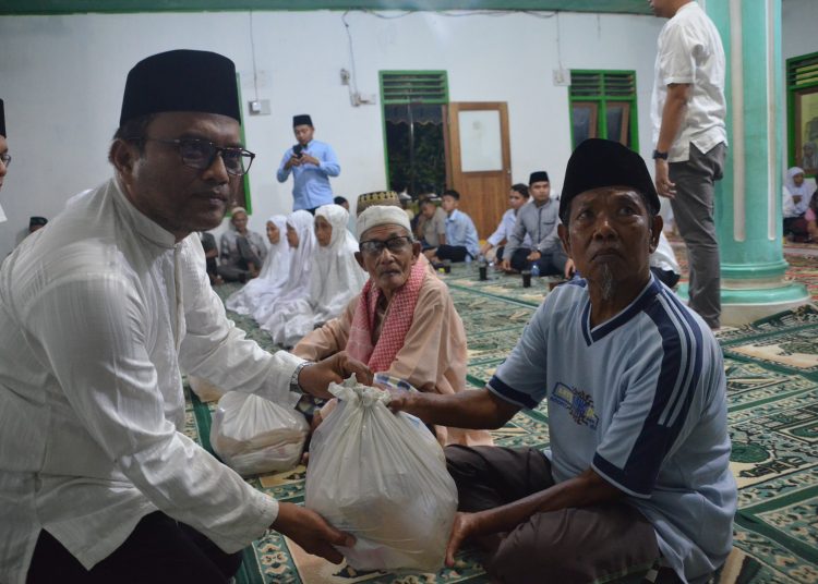 Pj. Wali Kota Padangsidimpuan, Dr. H. Letnan Dalimunthe, saat memberikan bantuan secara pribadi kepada Masjid Darul Muttaqin.(Satunusantara news/HO-Dinas Kominfo Padangsidimpuan).