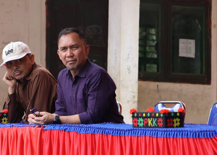 Sekda Tapsel Sofyan Adil (kanan) saat menghadiri gladi bersih evaluasi penilaian lomba Desa Aek Gunung tingkat Provinsi Sumut.(Satunusantara news/HO-Prokopim Tapsel).