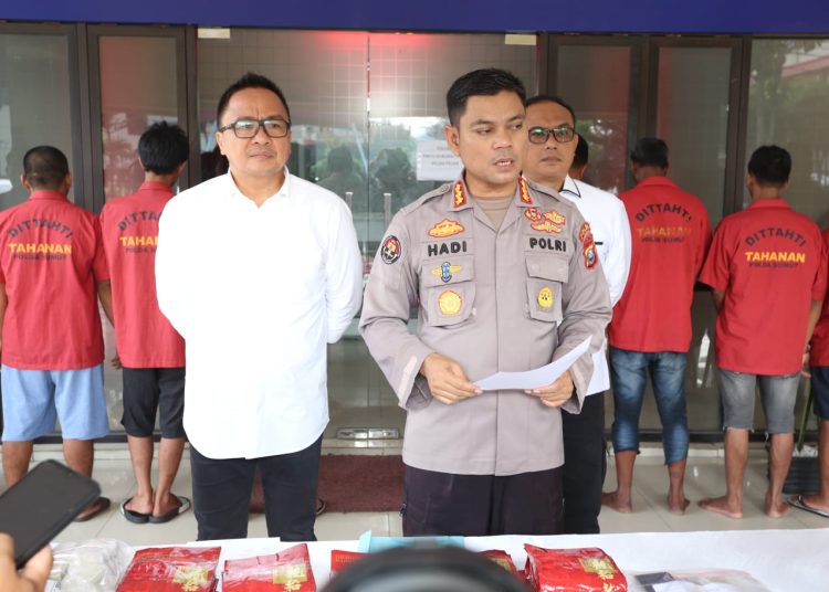 Kabid Humas Polda Sumut Kombes Pol Hadi Wahyudi (kanan) didampingi Direktur Narkoba Polda Sumut Kombes Pol Yemi Mandagi, saat menjelaskan kasus peredaran narikoba. (Satunusantara news/HO- Humas Polda Sumut).