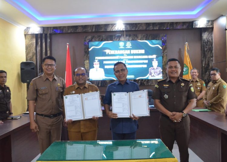 Pj Wali kota Padangsidimpuan Dr. H. Letnan Dalimunthe, SKM, M. Kes (nomor dua dari kiri) usai menandatangani MoU dengan Kepala Kejaksaan Negeri  Padangsidimpuan Dr. Lambok M.J Sidabutar, SH, MH (Satunusantara news/HO-Kominfo Padangsidimpuan).