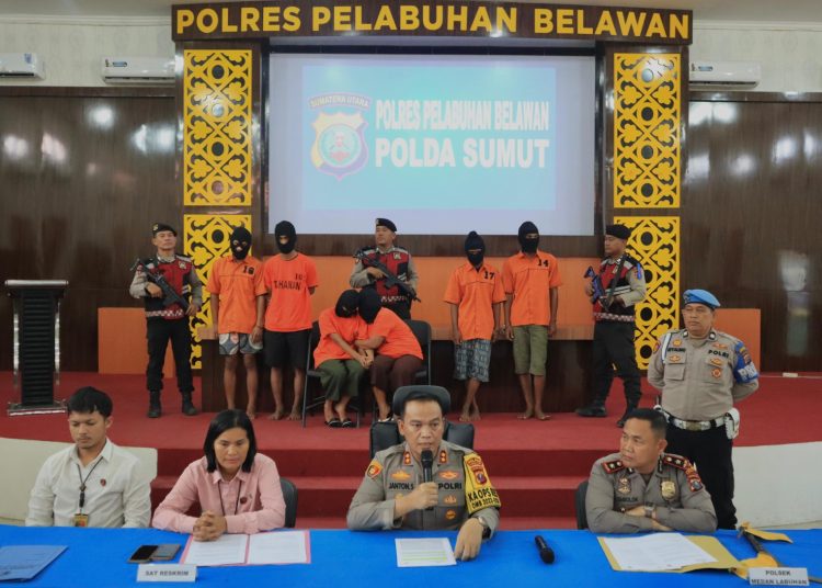 Kapolres Pelabuhan Belawan, AKBP Janton Silaban (tengah) saat menjelaskan penangkapan pelaku kasus eksploitasi anak.(Satunusantara news/HO-Istimewa).