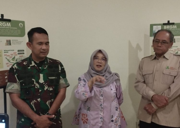 Sekretaris Utama BRGM Republik Indonesia, Dr. Ir. Ayu Dewi Utari, MSi (tengah) saat memberikan keterangan kepada wartawan.(Satunusantara news/Munawar).