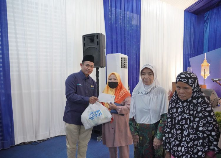 General Manajer PLN UID Sumatera Utara, Saleh Siswanto (kiri) saat memberikan santunan kepada anak yatim dan dhuafa.(Satunusantara news/HO-Humas PLN UID Sumut).