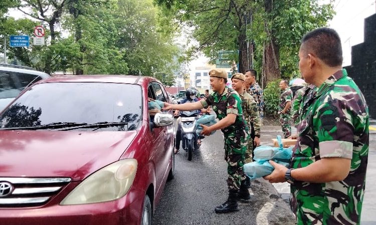 Personel Babinminvetcaddam I/Bukit Barisan membagikan takjil gratis kepada warga masyarakat yang melintas di Jalan Letjen Suprapto Medan.(Satunusantara news/HO-Babinminvetcaddam I/BB)