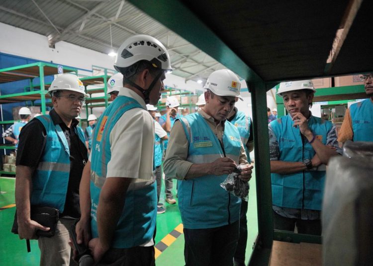 General Manajer PLN UID Sumut Saleh Siswanto (tengah) saat memeriksa  material distribusi  dalam kondisi baik dan dapat digunakan ketika terjadi gangguan.(Satunusantara news/HO-Humas PLN UID Sumut).