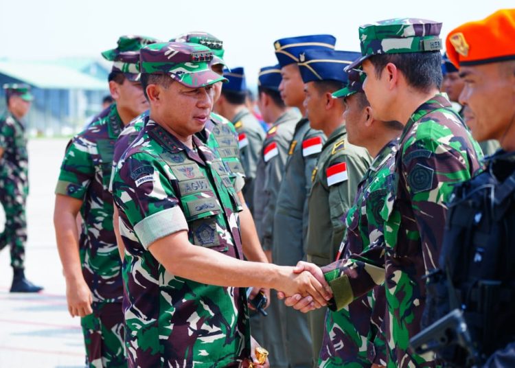 Panglima TNI Jenderal TNI Agus Subiyanto (kiri) saat memberangkatkan personel TNI yang membawa  bantuan kemanusian dari pemerintah Indonesia kepada Palestina.(Satunusantara news/HO- Puspen TNI).