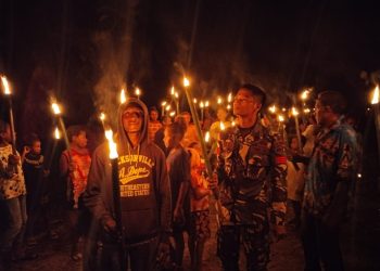 Satgas Yonif 122/TS laksanakan pawai obor bersama masyarakat peringati Hari Paskah di Jayapura