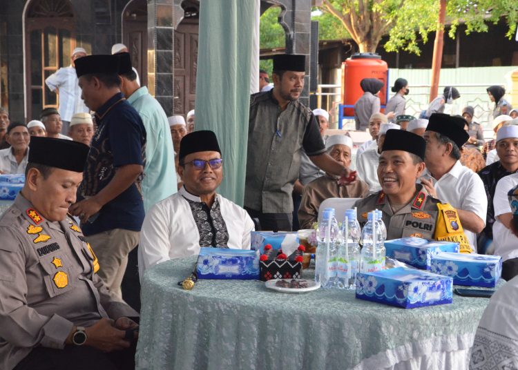 Pj. Wali kota Padangsidimpuan Dr.H.Letnan Dalimunthe,SKM.M.Kes (tengah) saat , acara buka bersama  di Masjid Al Ikhlas Samora. (Satunusantara news/HO-Kominfo Padangsidimpuan).