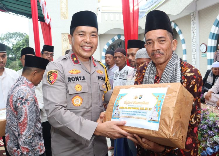 Wakapolda Sumut, Brigjen Pol Rony Samtana, SIK, MTCP (kiri) menyerahkan bantuan kepada warga  saat  kegiatan Safari Ramadhan 1445 Hijriah ke Masjid Jami’ Al Hidayah, Desa Parsalakan, Kecamatan Angkola Barat, Kabupaten Tapsel.(Satunusantara news/HO-Humas Polres Tapsel).