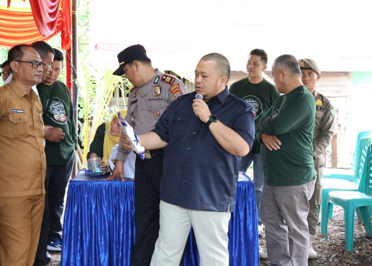 Bupati Tapsel, Dolly Pasaribu (tengah)  ikut langsung menggelar Gerakan Pangan Murah (GPM) menjelang perayaan Idul Fitri 1445 Hijriah.(Satunusantara news/HO-Prokopim Tapsel).