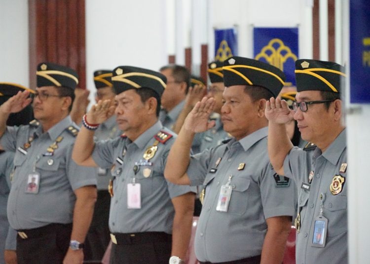 Kakanwil Kemenkumham Sumut Mhd. Jahari Sitepu (tengah) saat mengikuti Apel Kesiapan Pengamanan Hari Raya Idul Fitri 1445 Hijriyah. (Satunusantara news/HO-Humas Kemenkumham Sumut).