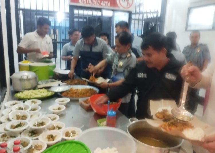 Rudenim Medan, menggelar acara berbuka puasa bulan suci Ramadhan 1445 Hijriah bersama Tim Media Kemenkumham Sumut dengan staf pegawai Rudenim Medan.(Satunusantara news/Munawar).