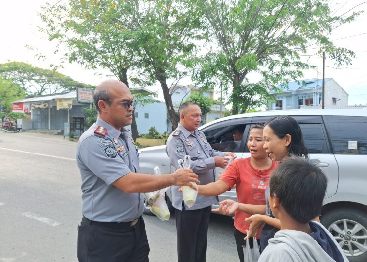 Kepala Rutan Kelas I Labuhan Deli, Erwin F. Simangunsong (kiri) saat membagikan takjil berbuka puasa  kepada masyarakat.(Satunusantara news/HO-Humas Rutan Labuhan Deli).