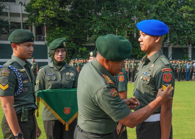 Pangkostrad Letjen TNI Muhammad Saleh Mustafa, saat menyematkan  pangkat  kepada prajurit Kostrad di Lapangan Makostrad, Jakarta Pusat. (Satunusantara news/HO-Penkostrad).