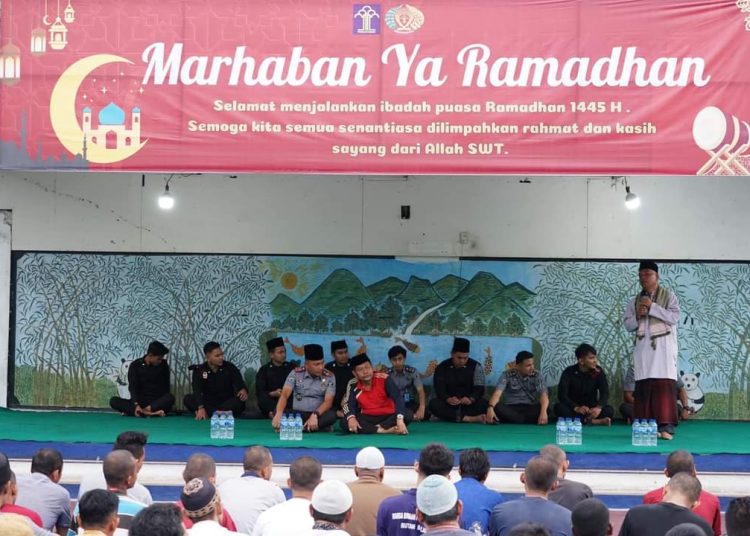 Kakanwil Kemenkumham Sumut, Mhd.Jahari Sitepu (kanan) saat buka puasa bersama dengan Warga Binaan Pemasyarakatan  Rutan Balige.(Satunusantara news/HO-Humas Kemenkumham Sumut).