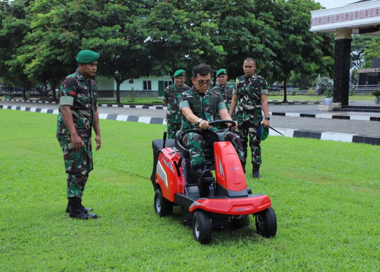 Pangdam I/BB Mayjen TNI Mochammad Hasan, saat melakukan ujicoba mesin potong rumput bantuan dari BUMN.(Satunusantara news/HO-Pendam I/BB).