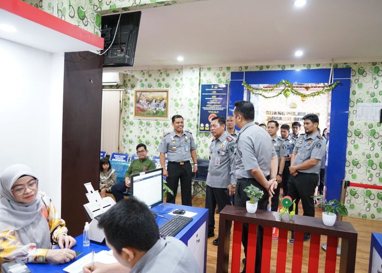 Kakanwil Kemenkumham Sumut, Mhd. Jahari Sitepu (tengah) saat berkunjung  ke Kantor Imigrasi Kelas II TPI Sibolga, (Satunusantara news/HO-Humas Kemenkumham Sumut).
