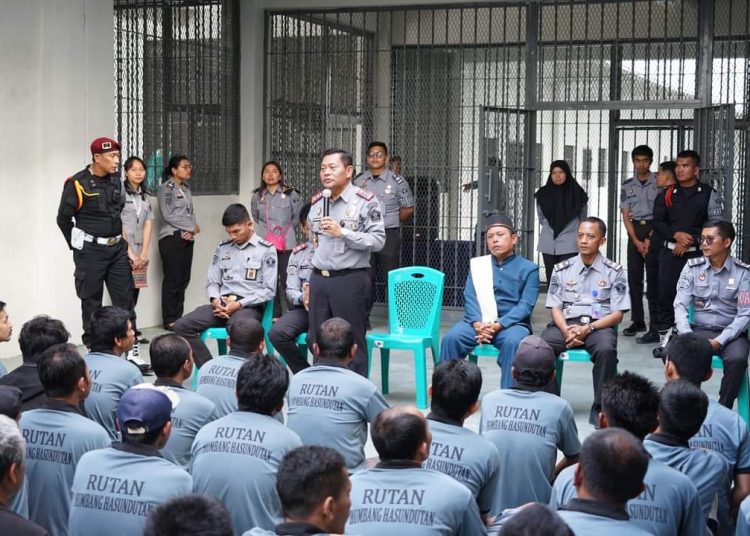 Kakanwil Kemenkumham Sumut, Mhd. Jahari  Sitepu (tengah) saat menyampaikan arahan kepada Warga Binaan di Rutan Humbahas.(Satunusantara news/HO-Humas Kemenkumham Sumut)