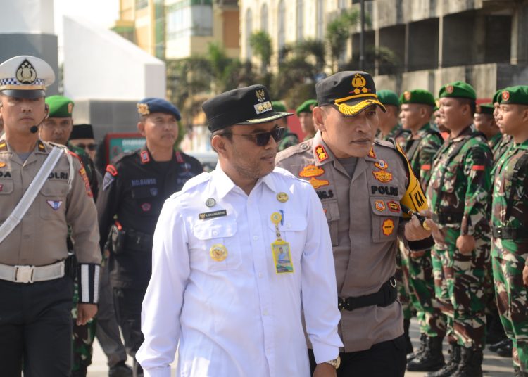 Pj. Wali kota Padangsidimpuan, Dr. H. Letnan Dalimunthe, SKM, M. Kes (tengah) saat memeriksa barisan pada Apel Gelar Pasukan Ketupat Toba 2024.(Satunusantara news/HO-Kominfo Padangsidimpuan).