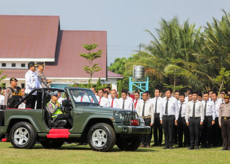 Kapolda Sumut Irjen Pol Agung Setya Imam Effendi dan Pj Gubernur Sumut Hassanudin, saat  memeriksa barisan personel TNI dan Polri pada Apel gelar pasukan Operasi Ketupat Toba 2024.(Satunusantara news/HO-Humas Polda Sumut).