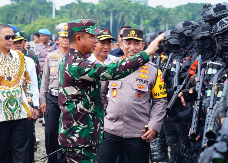 Panglima TNI Jenderal TNI Agus Subiyanto, bersama Kapolri Jenderal Pol Listyo Sigit Prabowo, saat memeriksa personel TNI-Polri pada Apel Gelar Operasi "Ketupat-2024" di Lapangan Silang Monas Jakarta Pusat.(Satunusantara news/HO-Puspen TNI).