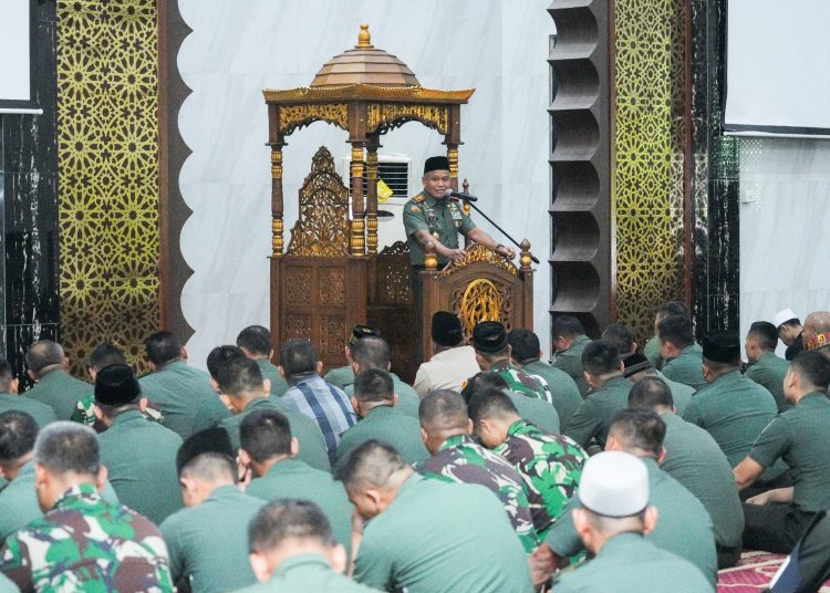 Pangkostrad Letjen TNI Muhammad Saleh Mustafa, saat memberikan kuliah tujuh menit (Kultum) kepada Prajurit dan PNS Kostrad  di Masjid Asy-Syuhada di Gambir, Jakarta Pusat. (Satunusantara news/HO-Penkostrad).