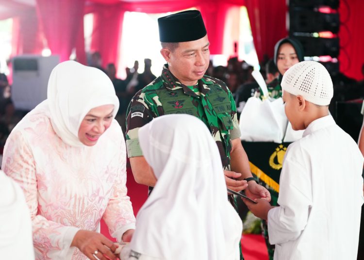 Panglima TNI Jenderal TNI Agus Subiyanto, saat acara buka puasa bersama dengan TNI dan Polri memberikan santunan kepada anak yatim.(Satunusantara news/HO-Puspen TNI).