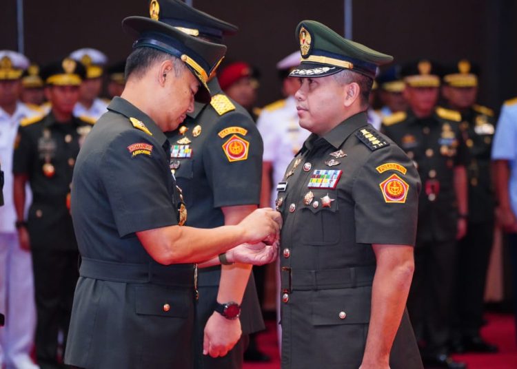 Kasum TNI Letjen TNI Bambang Ismawan (kiri) saat menyematkan tanda jabatan kepada   Kolonel Czi Muhammad Andhy Kusuma.(Satunusantara news/HO-Puspen TNI).
