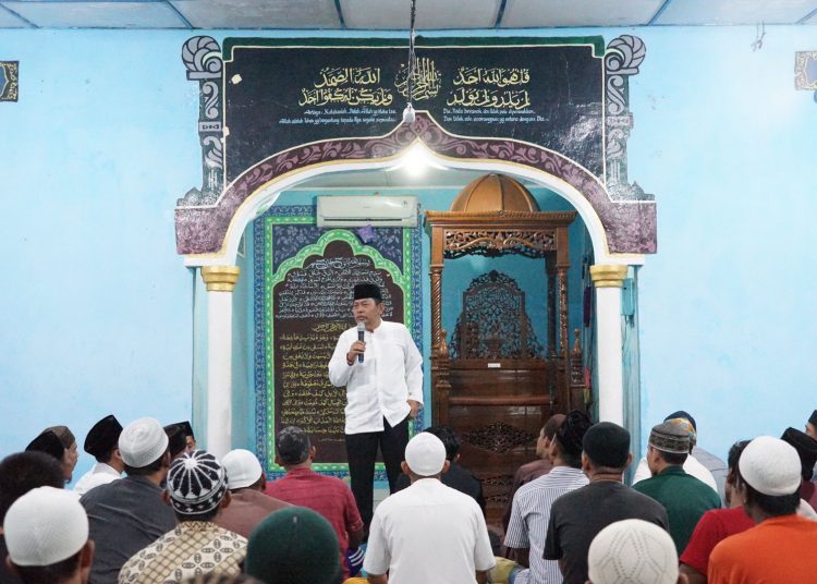 Kakanwil Kemenkumham Sumut, Mhd. Jahari Sitepu, saat  memberikan tausiah kepada Warga Binaan Pemasyarakatan (WBP) dan petugas Lapas Rantauprapat.(Satunusantara news/HO-Humas Kemenkumham Sumut).
