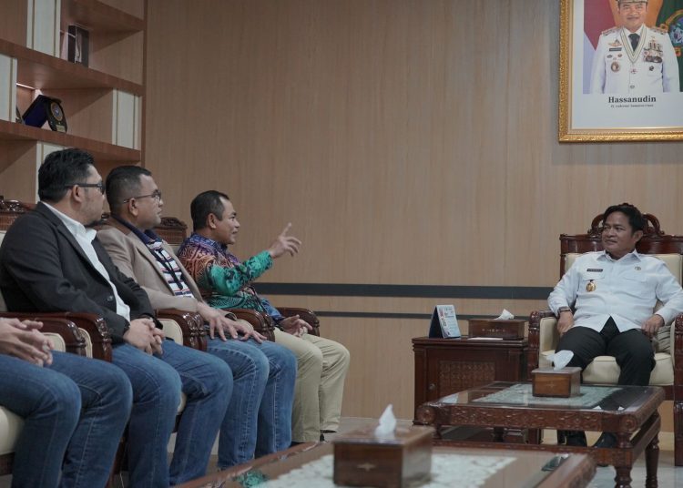 Pj Gubernur Sumut Hassanudin (kanan) saat menerima audensi General Manajer PLN UID Sumut, Saleh Siswanto di kantor Gubernur Sumut.(Satunusantara news/HO-Humas PLN UID Sumut).