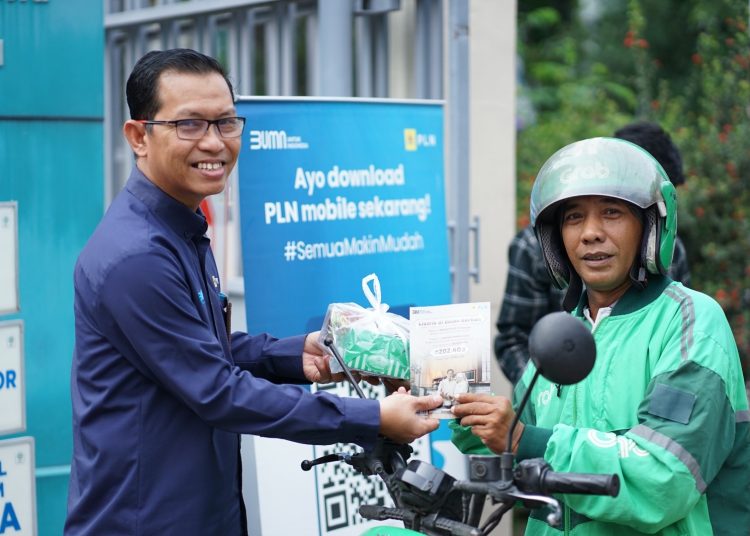 Manajer PLN UP3 Medan Utara Edy Sahputra (kiri) saat membagikan takjil gratis dan brosur program "Listrik di Bulan Berkah" kepada driver transfortasi onlin di depan kantor PLN UP3 Medan Utara.(Satunusantara news/HO-Humas PLN UID Sumut)