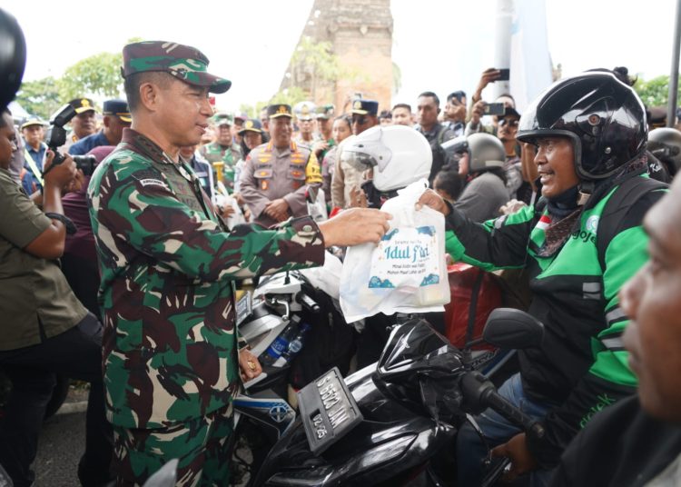 Panglima TNI Jenderal TNI Agus Subiyanto, saat   melakukan peninjauan  di Pelabuhan Gilimanuk, Bali.(Satunusantara news/HO-Puspen TNI).