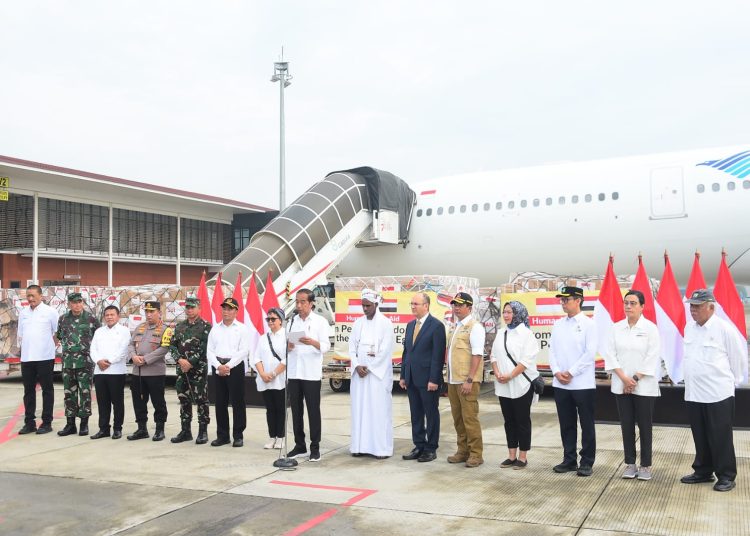 Panglima TNI Jenderal TNI Agus Subiyanto (nomor lima dari kiri) saat mendampingi Presiden RI H. Joko Widodo memberangkatkan bantuan kemanusiaan dari pemerintah Indonesia untuk Palestina melalui pemerintah Mesir serta bantuan kemanusiaan untuk konflik di Sudan, bertempat di Base Ops Lanud Halim Perdanakusuma, Jakarta.(Satunusantara news/HO-Puspen TNI).
