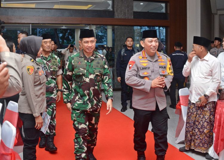 Panglima TNI Jenderal TNI Agus Subiyanto, bersama Kapolri Jenderal Polisi Listyo Sigit Prabowo, melaksanakan peninjauan kesiapan pelayanan mudik 2024 di Gerbang Tol Kalikangkung, Semarang, Jawa Tengah.(Satunusantara news/HO-Puspen TNI).