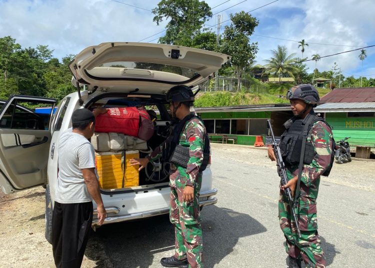 Personel Satgas Pamtas Statis RI-PNG Yonif 122/TS Pos KM 76 melaksanakan pemeriksaan kendaraan yang melintas di jalan lintas Trans Jayapura - Wamena, Distrik Manem, Kabupaten Keerom, Provinsi Papua.(Satunusantara news/HO-Yonif 122/TS).
