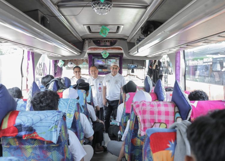 General Manajer PLN UID Sumut, Saleh Siswanto (kanan) saat memberangkatkan pemudik tujuan Sumatera Barat menjelang Hari Raya Idul Fitri 1445 H, sebagai bagian dari program "Mudik Asyik Bersama BUMN 2024".(Satunusantara news/HO-Humas PLN UID Sumut).