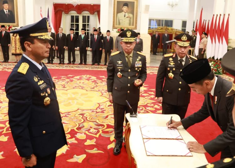 Panglima TNI Jenderal TNI Agus Subiyanto (tengah) menjadi Saksi pada acara Pelantikan Kasau Marsekal Madya TNI Mohamad Tonny Harjono, oleh Presiden RI Ir. H. Joko Widodo, di Istana Negara, Jakarta Pusat.(Satu nusantara news/HO-Puspen TNI).