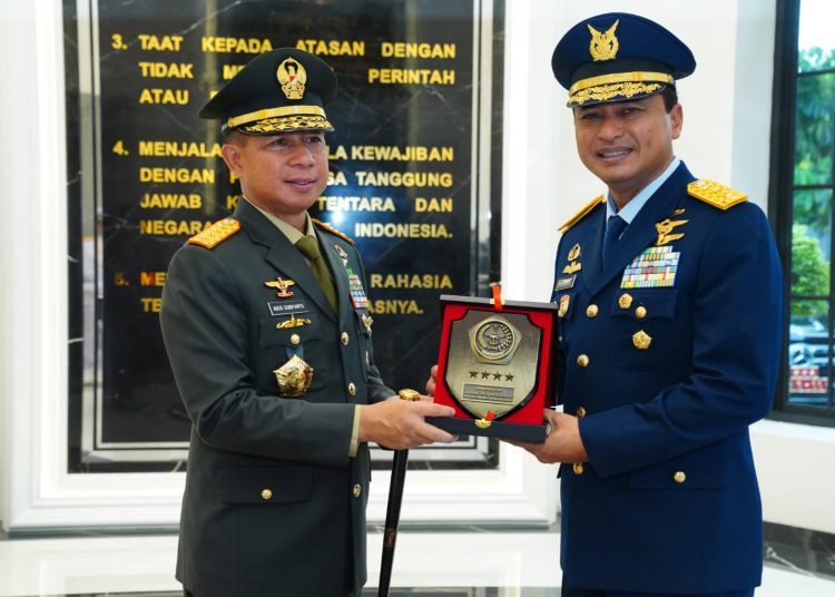 Panglima TNI Jenderal TNI Agus Subiyanto (kiri) usai Upacara penyerahan tugas, wewenang dan tanggung jawb jabatan Pangkogabwilhan II), Marsekal Madya TNI Mohammad Tonny Harjono (kanan) bertempat di Subden Mabes TNI, Jakarta Pusat,.(Satunusantara news/HO-Puspen TNI).