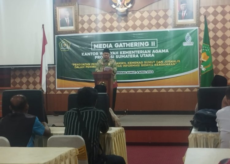 Kakanwil Kemenag Sumut,  H. Ahmad Qosbi,  saat menyampaikan sambutan pada pembukaan kegiatan Media Gathering II Subbag Humas, Data dan Informasi Kanwil Kemenag Sumut.(Satunusantara news/Munawar).
