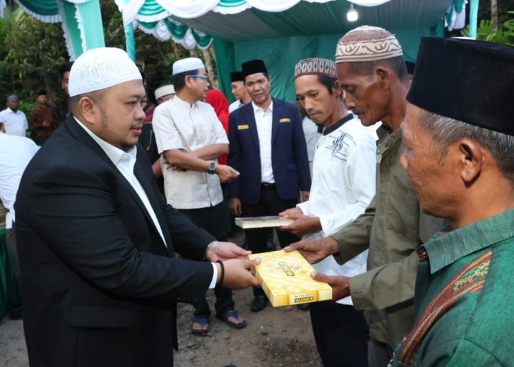Bupati Tapsel Dolly Pasaribu memberikan bantuan kepada masyarakat Siamporik Lombang saat Safari Ramadhan 1445 H.(Satunusantara news/HO-Prokopim Tapsel).